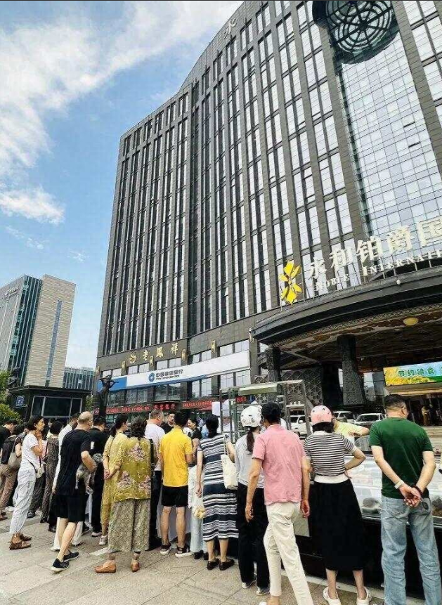 酒店擺攤記：煙火氣中的轉(zhuǎn)型之路